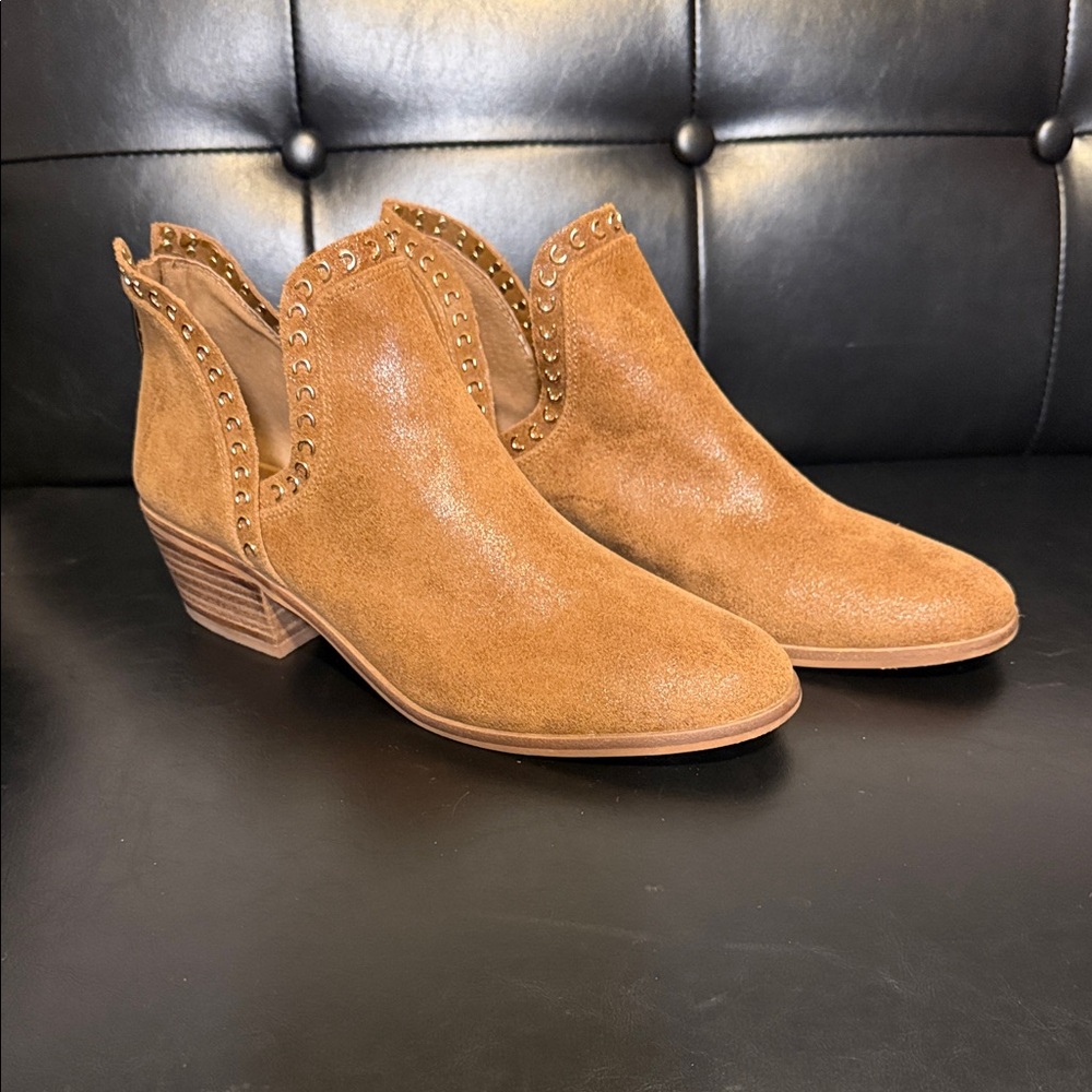 Vincd Camaro Studded Tan Ankle Boots Size 10